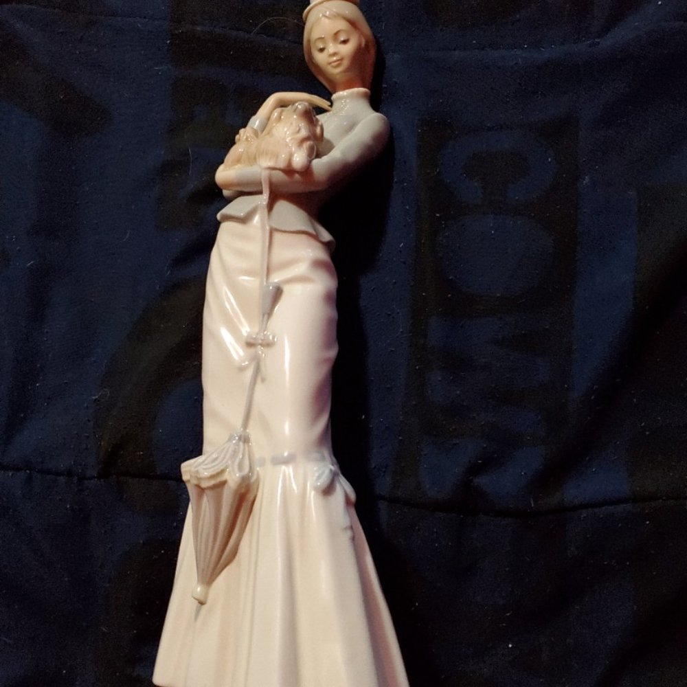 Lladro valencia holding dog